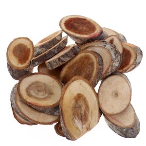 Pode incluir: Uma coleção de pequenas fatias de madeira de formato oval com bordas de casca visíveis. Cada peça apresenta um anel de alburno claro em torno de um centro de cerne castanho-avermelhado mais escuro, exibindo veios e texturas naturais.