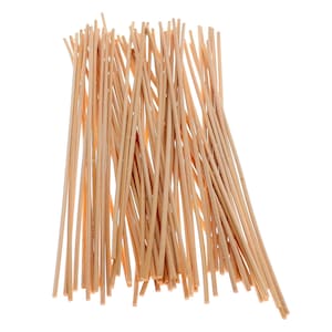 Può includere: Una collezione di numerosi bastoncini di legno sottili color marrone chiaro disposti in un fascio verticale leggermente a ventaglio. Ogni bastoncino presenta una superficie cilindrica liscia con una venatura del legno naturale e uniforme.