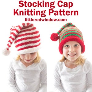 Puede incluir: Imagen de dos niños con gorros de Navidad de punto. Un gorro es de rayas rojas y blancas con un pompón blanco, el otro es de rayas rojas, verdes y blancas con un pompón rojo. El texto en la parte superior dice "Christmas Striped Stocking Cap Knitting Pattern."