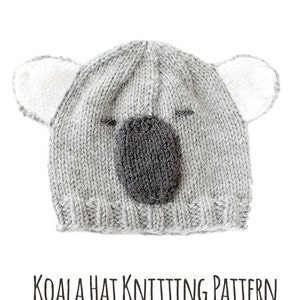 K&ouml;nnte beinhalten: Eine graue Strickm&uuml;tze mit Koalaohren und einer schwarzen Nase. Die M&uuml;tze ist f&uuml;r ein Baby oder Kleinkind. Der Text "KOALA HAT KNITTING PATTERN LITTLE RED WINDOW.COM" ist unter der M&uuml;tze gedruckt.