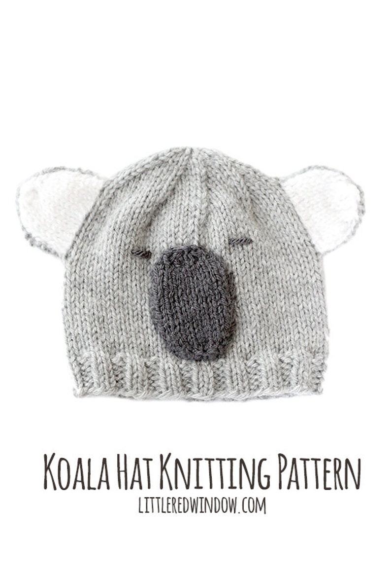 K&ouml;nnte beinhalten: Eine graue Strickm&uuml;tze mit Koalaohren und einer schwarzen Nase. Die M&uuml;tze ist f&uuml;r ein Baby oder Kleinkind. Der Text "KOALA HAT KNITTING PATTERN LITTLE RED WINDOW.COM" ist unter der M&uuml;tze gedruckt.
