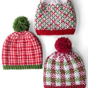 Könnte beinhalten: Drei gestrickte Mützen mit Bommeln in rot-grün-weißem Karomuster. Die Mützen liegen auf weißem Untergrund. CHRISTMAS PLAID HAT KNITTING PATTERNS LITTLE RED WINDOW.COM