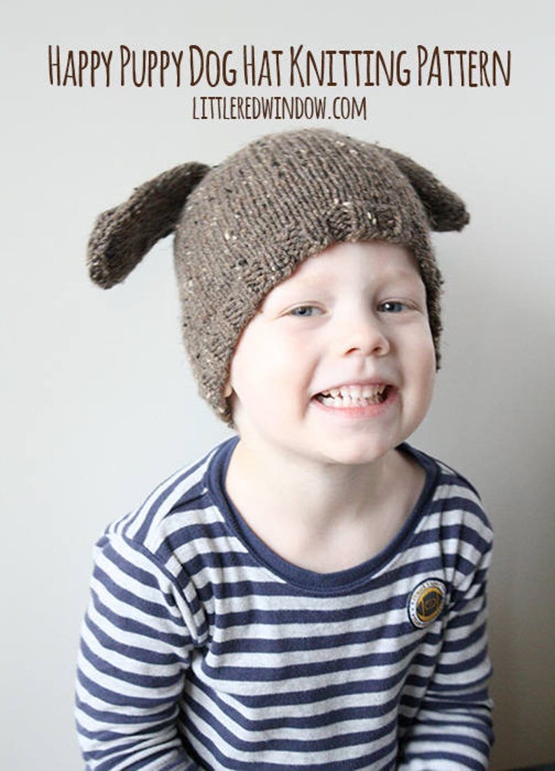 Puede incluir: Un ni&ntilde;o lleva un gorro de punto marr&oacute;n con orejas ca&iacute;das con forma de perro. El gorro tiene un patr&oacute;n moteado. El ni&ntilde;o sonr&iacute;e y lleva una camisa a rayas azul y blanca.