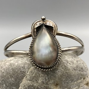 12g Vintage Navajo Sterling Silver Cuff Bracelet w LUMINOUS Black Lip Oyster Shell Cabochon! Absolutely DREAMY Delicate Cuff!