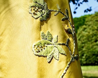 Exquisita falda vintage de seda, satén y bordado de color amarillo canario hecha a medida de los años 60