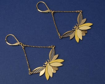 Bijoux fait main à Paris, France. Boucles d'oreille pendantes FRIDA design insecte. dorées à l'or fin 24k. Coloris jaune. Papillon Fleur.