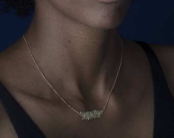 Petit collier plastron DIMA insecte dorée à l'or fin 24k. Bijoux fait main fabriqué à Paris, France. Design moderneChaîne boulle