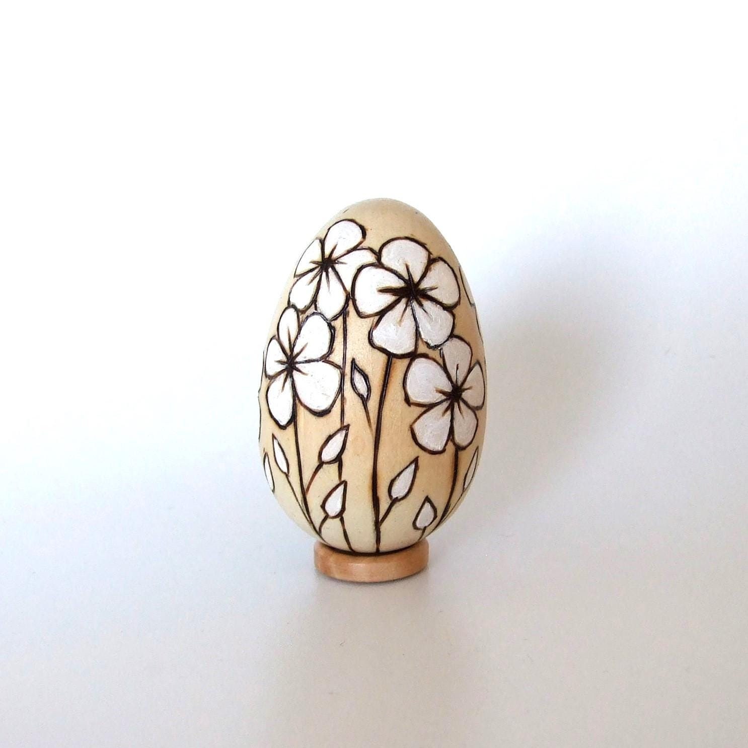 Pyrography Wooden Easter Egg: Hand-Burned Flower Design