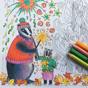 Peut inclure: Une illustration en noir et blanc d'un blaireau et d'un animal plus petit tenant des étincelles. Le blaireau porte un chapeau rayé rouge et blanc et un gilet rouge. L'arrière-plan est rempli d'étoiles, de volutes et de feux d'artifice.