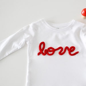 T-shirt infantil com escrita LOVE - manga comprida