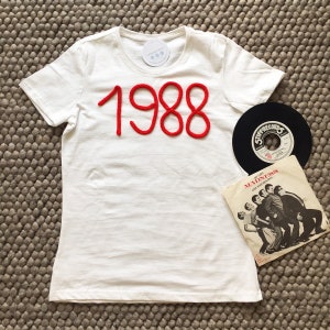 T-shirt com gola redonda e ano personalizável