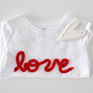 T-shirt infantil com escrita LOVE - manga curta