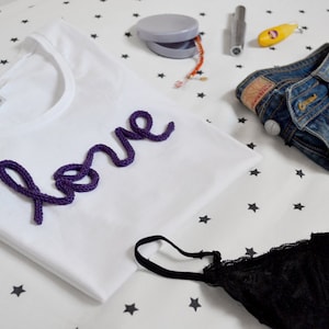 Camiseta com escrita LOVE