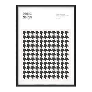 Può includere: Stampa geometrica in bianco e nero in una cornice nera. La stampa presenta un motivo ripetitivo di frecce bianche e nere. Il testo "basic design" è stampato nell'angolo in alto a sinistra della stampa.