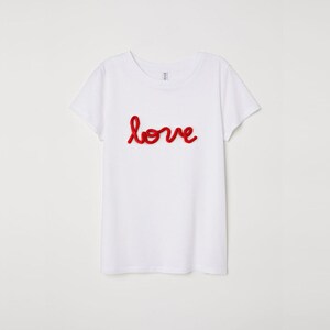 Camiseta com gola redonda e escrita LOVE