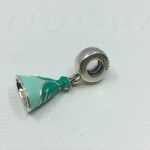 Puede incluir: Encanto de plata con un vestido de princesa verde y azul claro con una cuenta de plata en la parte superior. La cuenta est&aacute; grabada con la palabra "Disney".