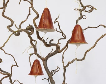 Campane in ceramica fatte a mano, Natale, cartellini regalo, addobbi per albero, decoro, colore rosso vino