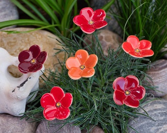 Blumen aus Keramik, verschiedene rote Farben, Blüte, Blumenstecker, Keramikblumen mit roten Farbnuancen, handgefertigt