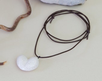 Kette, Halskette, Herz aus Keramik handgefertigt mit Lederband