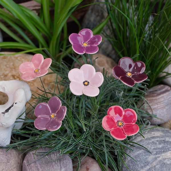 Fleurs en céramique, différentes couleurs violettes, fleur, bouchons de fleurs, fleurs en céramique avec des nuances de couleur violette