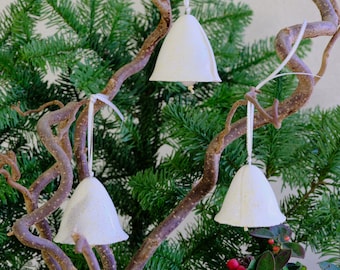 Campane in ceramica, Natale, cartellini regalo, addobbi per albero, decoro, colore bianco