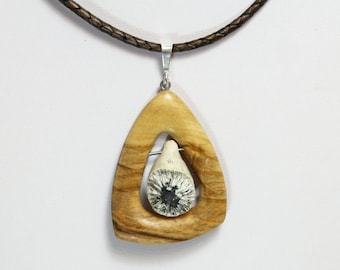 Collier avec fossile de la craie d’écriture, chaîne avec pendentif en bois