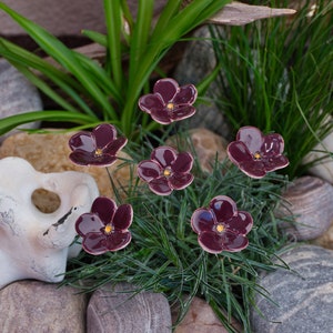 Keramikblumen, verschiedene lila Farben, Blüte, Blumenstecker, Blumen aus Keramik mit lila Farbnuancen, handgefertigt aus 5 Blütenblättern Bild 8