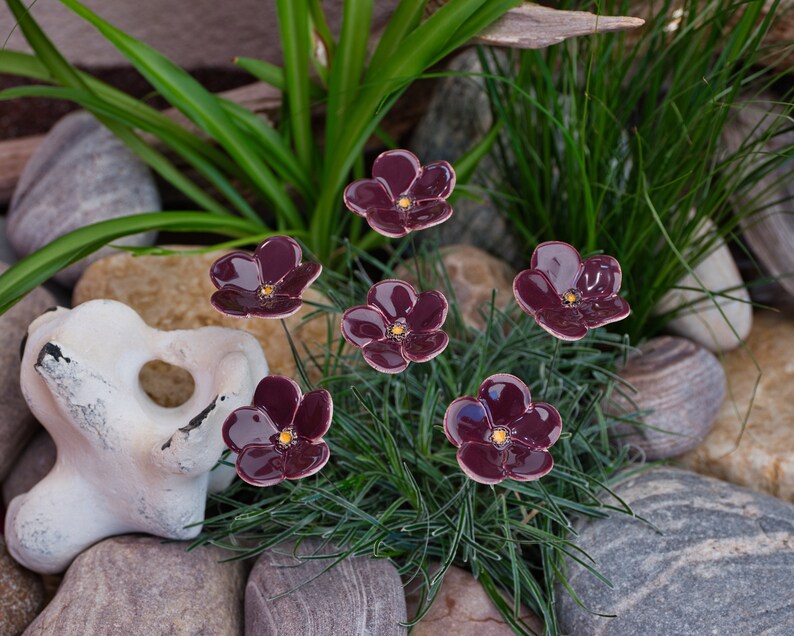 Keramikblumen, verschiedene lila Farben, Blüte, Blumenstecker, Blumen aus Keramik mit lila Farbnuancen, handgefertigt aus 5 Blütenblättern Bild 8