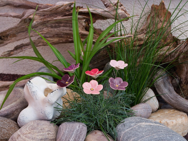 Keramikblumen, verschiedene lila Farben, Blüte, Blumenstecker, Blumen aus Keramik mit lila Farbnuancen, handgefertigt aus 5 Blütenblättern Bild 9