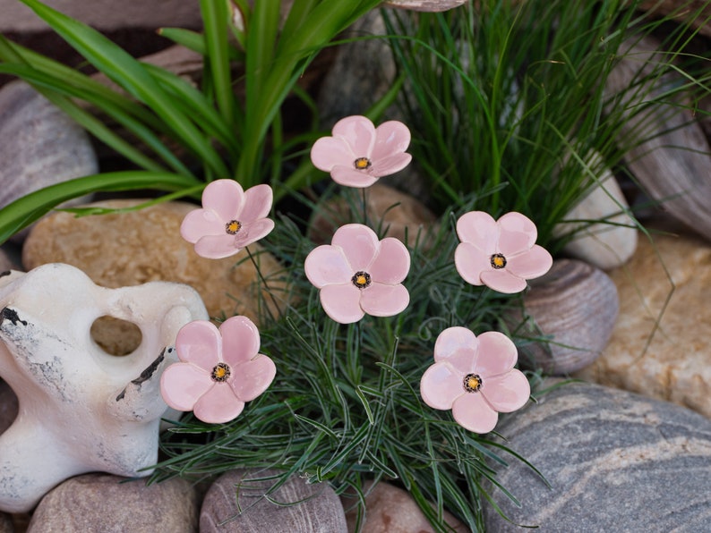 Keramikblumen, verschiedene lila Farben, Blüte, Blumenstecker, Blumen aus Keramik mit lila Farbnuancen, handgefertigt aus 5 Blütenblättern Bild 3