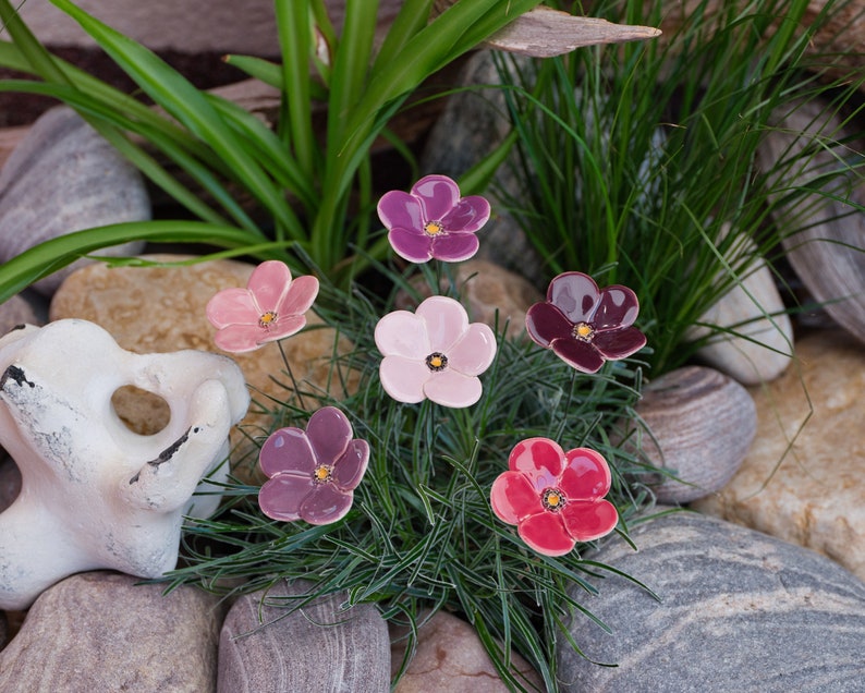 Keramikblumen, verschiedene lila Farben, Blüte, Blumenstecker, Blumen aus Keramik mit lila Farbnuancen, handgefertigt aus 5 Blütenblättern Bild 1