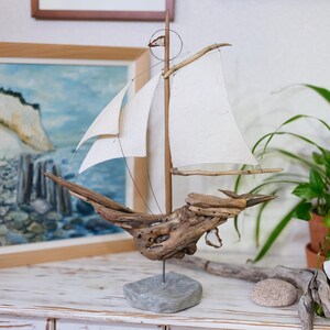 Nave a vela, scultura in legno con vela in carta fatta a mano, barca, decorazione marittima