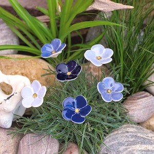 Flores de cerâmica, tons de azul, flores feitas à mão com 5 pétalas, broche de flores, queimado duas vezes, flores de cerâmica azuis