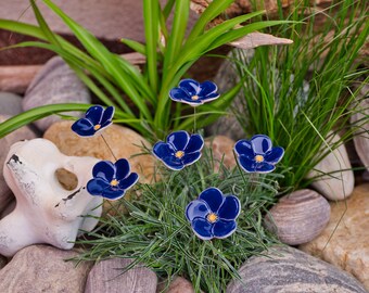 Blumen aus Keramik, blaue Farbnuancen, Blüten handgefertigt aus 5 Blütenblättern, Blumenstecker, 2 fach gebrannt, Keramikblumen blau