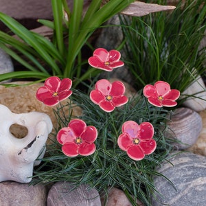 Keramikblumen, verschiedene lila Farben, Blüte, Blumenstecker, Blumen aus Keramik mit lila Farbnuancen, handgefertigt aus 5 Blütenblättern Bild 5