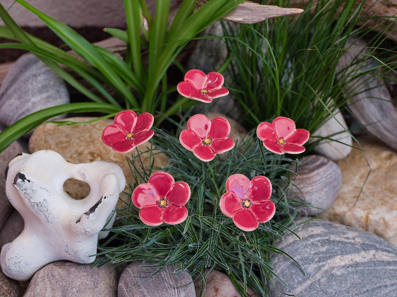 Keramikblumen, verschiedene lila Farben, Blüte, Blumenstecker, Blumen aus Keramik mit lila Farbnuancen, handgefertigt aus 5 Blütenblättern Bild 5