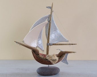 Segelschiff, Skulptur "Gegen den Wind" aus Treibholz und Keramik, handgemacht