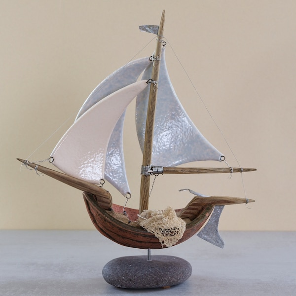 Segelschiff, Skulptur "Gegen den Wind" aus Treibholz und Keramik, handgemacht