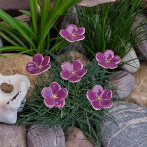 Keramikblumen, verschiedene lila Farben, Blüte, Blumenstecker, Blumen aus Keramik mit lila Farbnuancen, handgefertigt aus 5 Blütenblättern Bild 6
