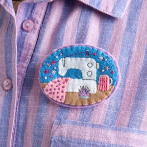 Sewing Machine Brooch Felt Craft Embroidery Kit - DIY Craft Set for Beginners - Wool Felt Applique - Gift for dressmaker - DMC Threads