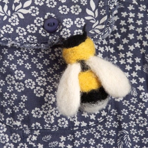 Bee Brooch Needle Felting Kit - Small Beginners DIY Craft Set  - Gift for Nature Lover - British Wool - Bumblebee - Learn to Needle Felt