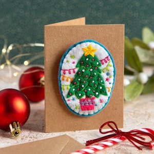 Merry Christmas Brooch Felt Craft Embroidery Kit - DIY Christmas Craft Set for Beginner - Festive Decoration - Gift Tag - Wool Felt Applique