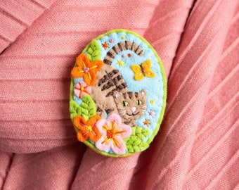 Tabby Cat Brooch Felt Craft Embroidery Kit : DIY Craft Set for Beginners with Wool Felt