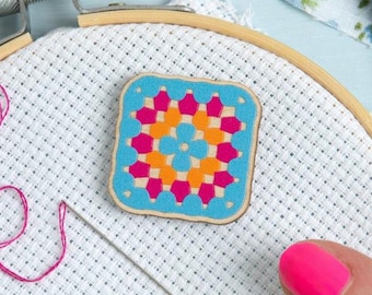 Granny Square Magnetic Needle Minder : Wooden Embroidery Cross Stitch Tool
