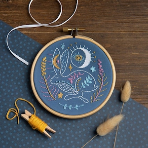 Celestial Hare Embroidery Kit with Moon and Stars : Beginner 4" / 10cm DIY Stitching Craft Set afbeelding 3