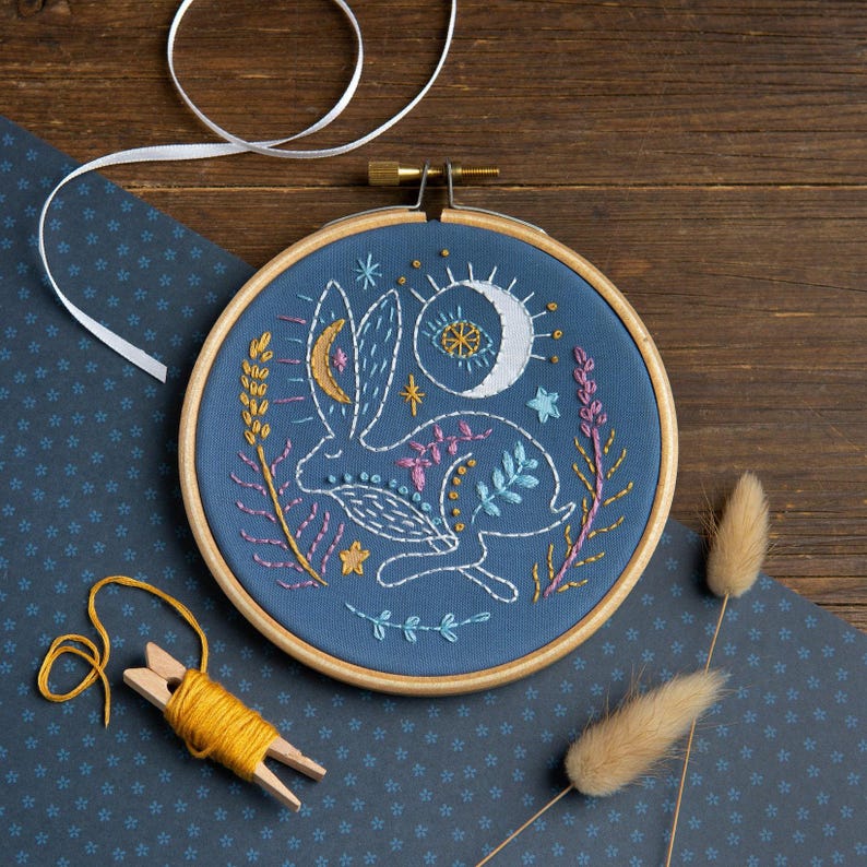 Celestial Hare Embroidery Kit with Moon and Stars : Beginner 4" / 10cm DIY Stitching Craft Set afbeelding 3