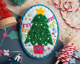 Merry Christmas Brooch Felt Craft Kit - Craft Kit for Beginners - Felt Craft Kit - Handmade Christmas - Christmas Craft Kit