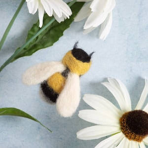 Bee Brooch Needle Felting Kit - Mini Needle Felting Kit - Needle Felted Bee - Bumble Bee Felting Kit - Beginner Needle Felting Kit