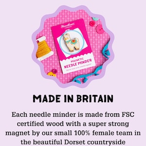 Pu&ograve; includere: Un magnete per aghi in legno con un design a forma di lama. La confezione &egrave; rosa e bianca e riporta la scritta "MAGNETIC NEEDLE MINDER". &Egrave; visibile anche il testo "MADE IN BRITAIN".
