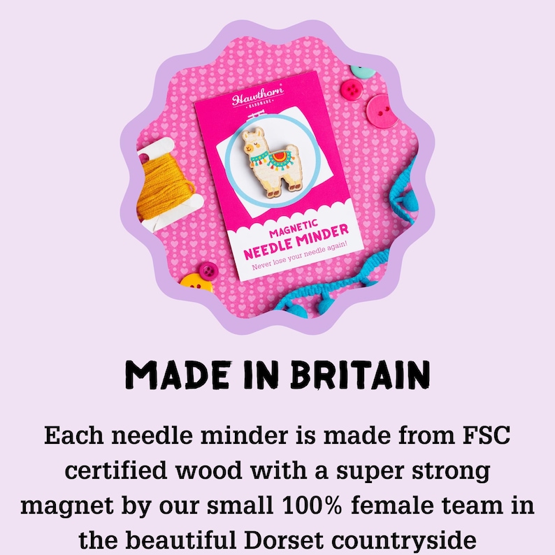 Pu&ograve; includere: Un magnete per aghi in legno con un design a forma di lama. La confezione &egrave; rosa e bianca e riporta la scritta "MAGNETIC NEEDLE MINDER". &Egrave; visibile anche il testo "MADE IN BRITAIN".